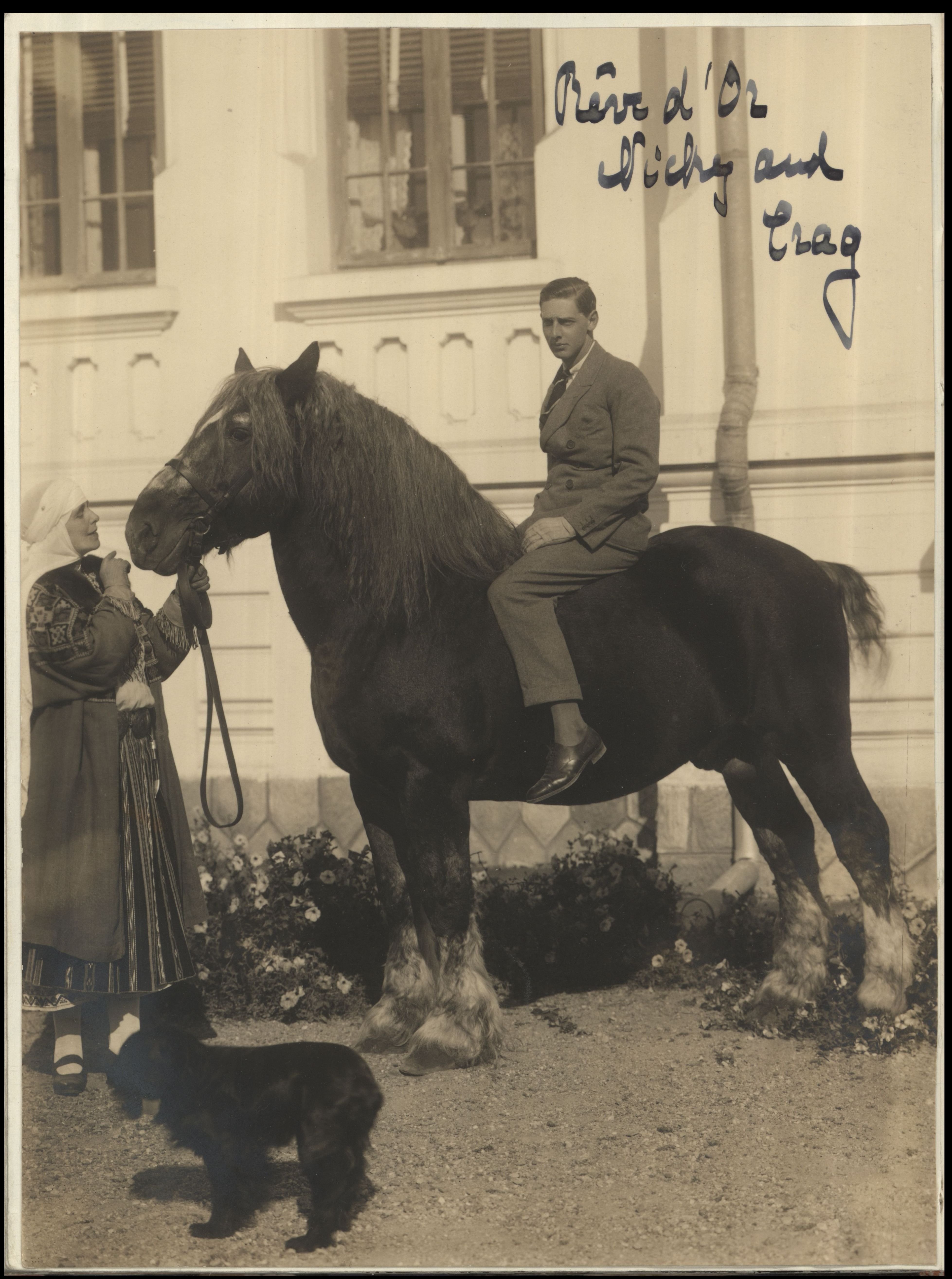 Queen Mary of Romania, prince Nicolae, the horse Reve d’Or (probably after the British Thoroughbred racehorse) and the dog Crag. (BU-FD-00307-10-3-150_054)