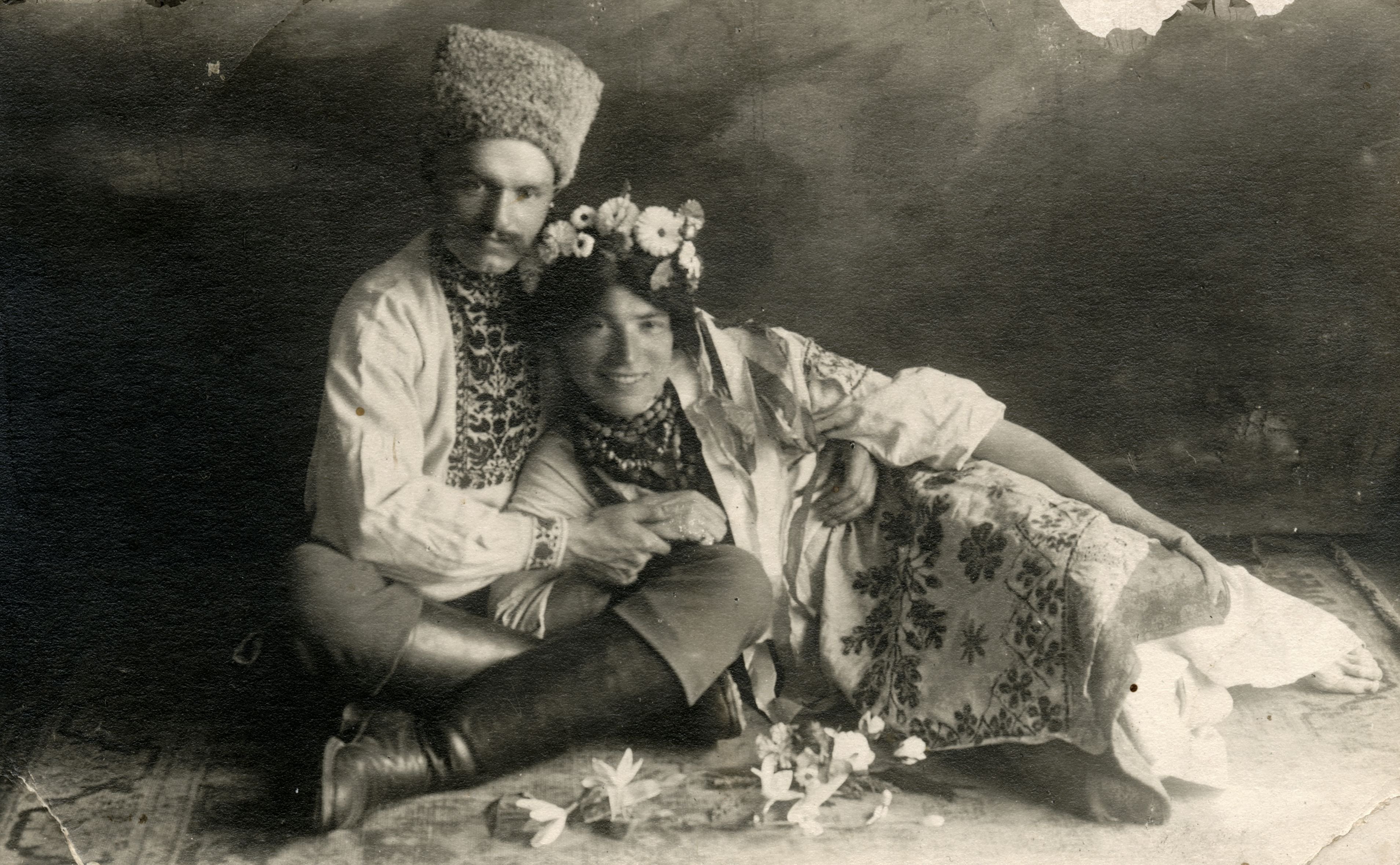 Lithuanian Central State Archives A couple of Roma in national clothes (1930).