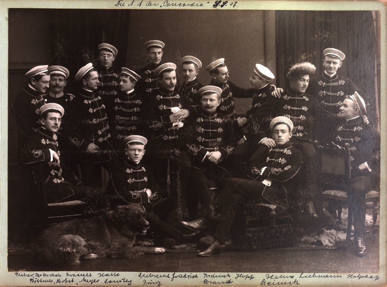 Active members of the student union Concordia of the Royal Mercantile College in Chemnitz, wearing the union's uniform for informal events, 1907. Reference number: 334/2