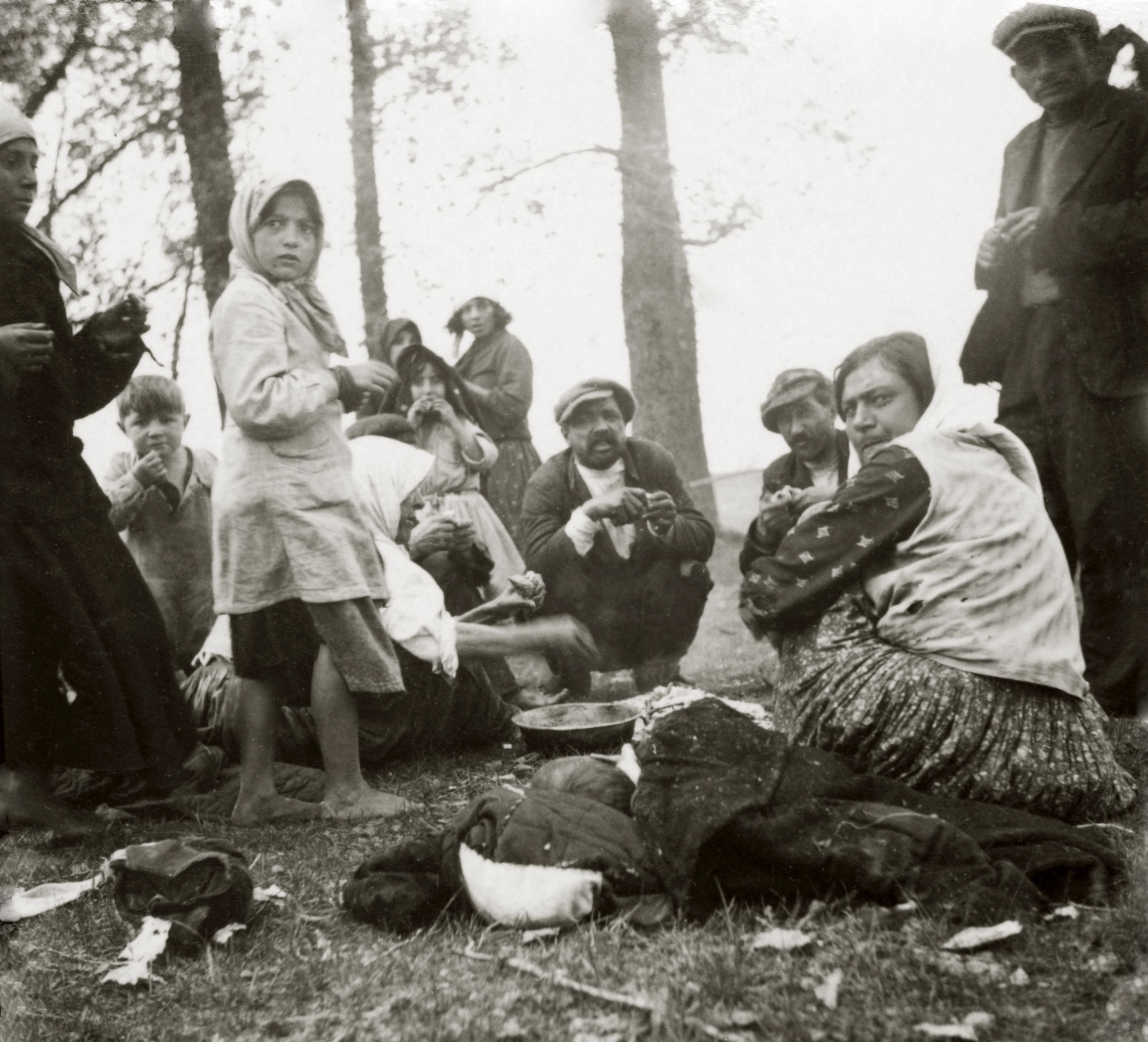 Lithuanian Central State ArchivesRoma having a snack