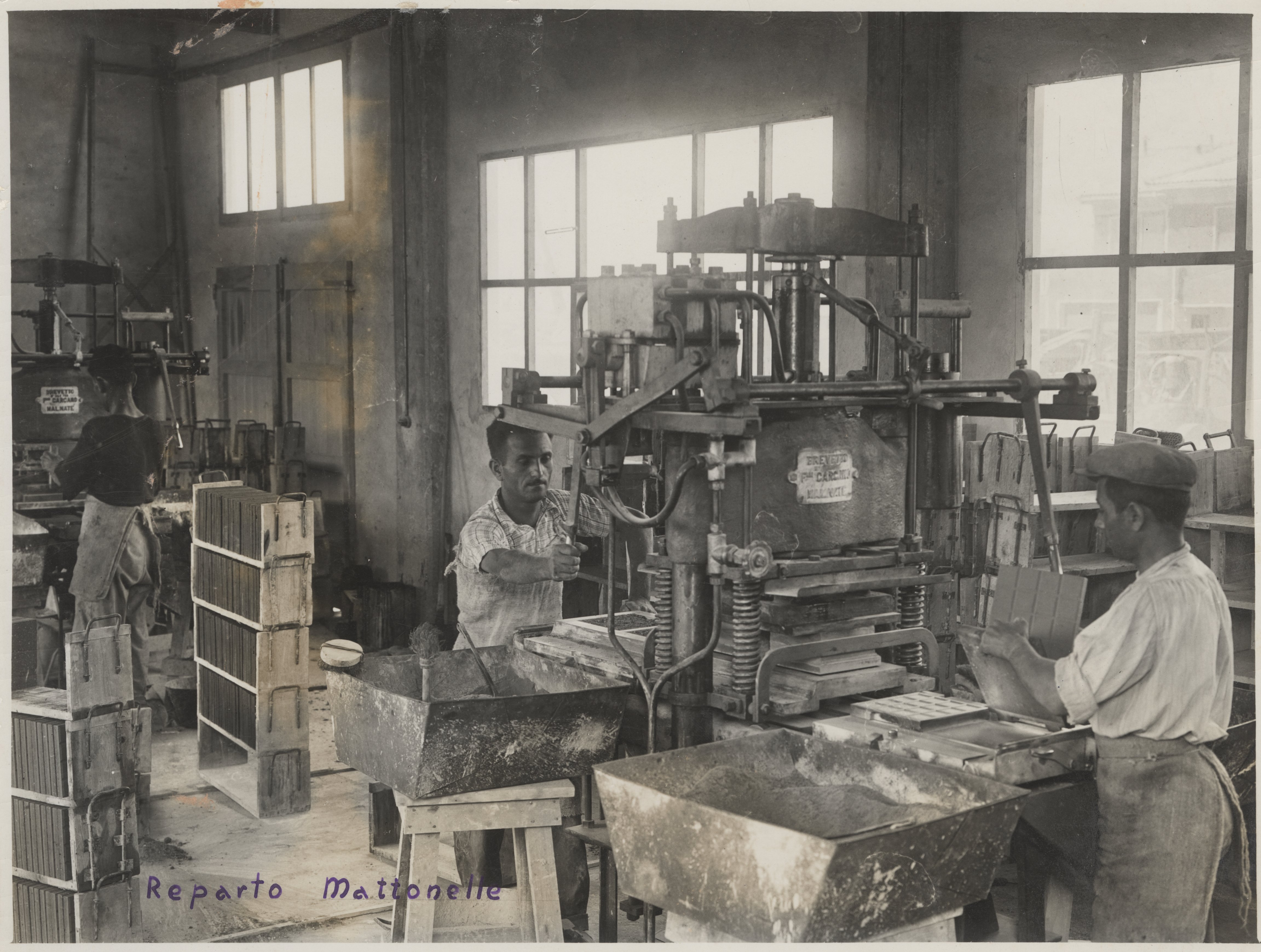 The workshop of tile production at the Simoncini enterprise in Durrës (before 1944)