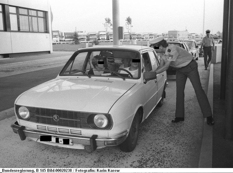 Bundesregierung, B 145 Bild-00020238 /Fotografin: Karin Karow (BA)GDR citizens coming via Hungary and Austria to the FRG border at Passau on 11 September 1989.