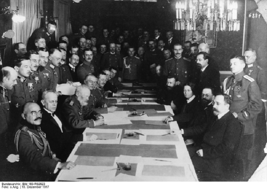 Signing the truce between the Central Powers and Soviet Russia on 15 December 1917 in Brest-Litovsk: on the left, signing general field marshal Leopold Prinz von Bayern, on the left Russian delegation with Adolf Abramowitsch Joffe, Lew Borissowitsch Kamenew, and Bitsenko.BArch, Bild 183-R92623 / o.Ang.