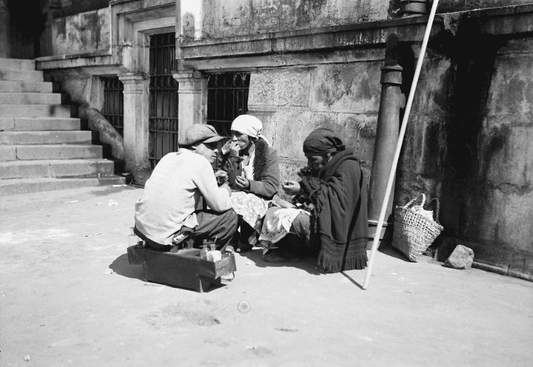   Landesarchiv Baden-Württemberg , Bucharest, street and market life in Bucharest: gypsies at breakfast (1932), avalaible  here