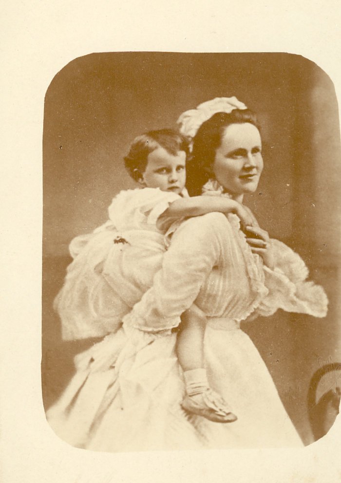 Princess Elisabeth de Wied with her only child, a daughter Maria, who died at the early age of 4 (National Archives of Romania, Bucharest, collection Photographical Documents of the National Archives _II 4756).
