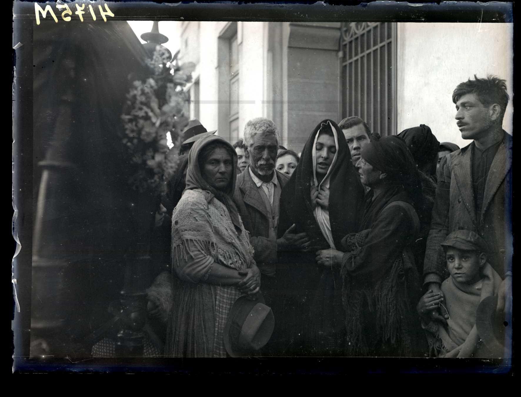  Arquivo Nacional da Torre do Tombo, The widow of the gypsy Salinas Emídio, during the burial (1938), available here