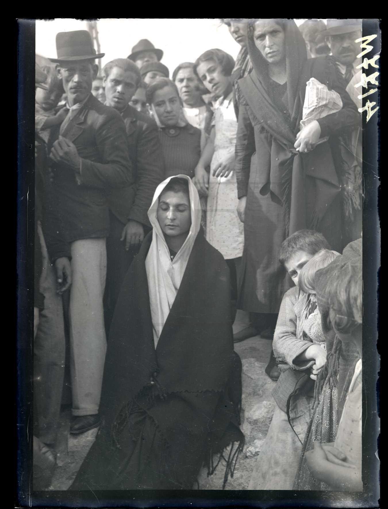  Arquivo Nacional da Torre do Tombo, The widow of the gypsy Salinas Emídio, during the burial (1938), available here