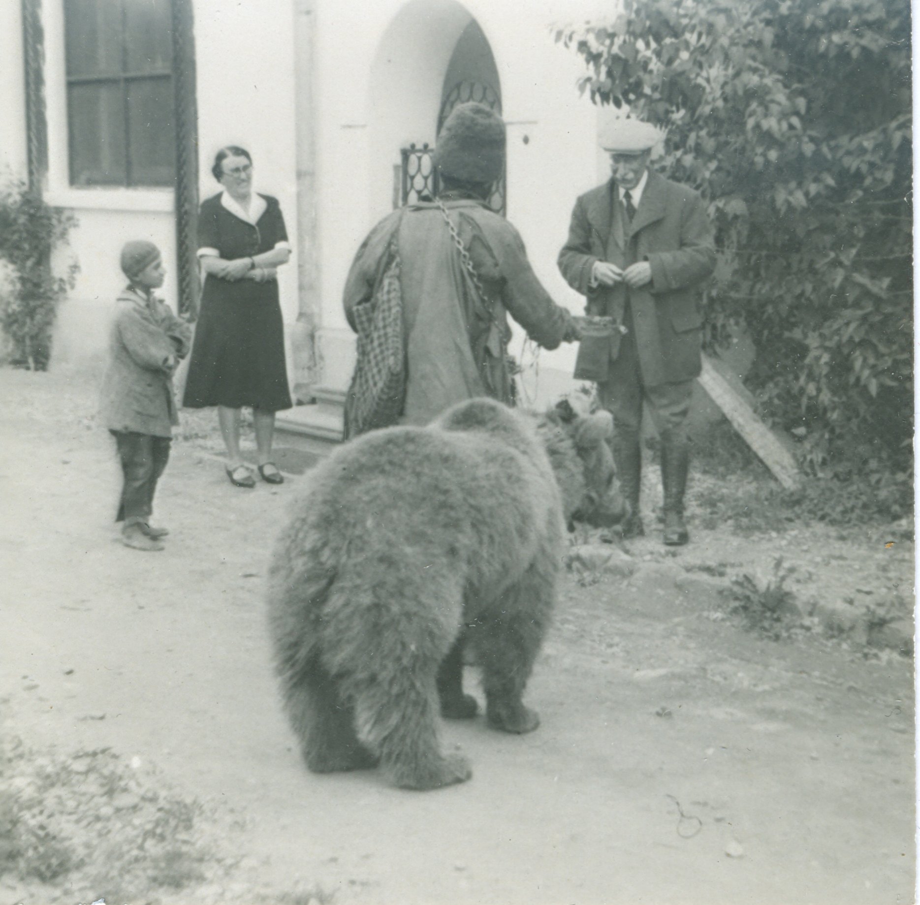 The National Archives, Romania, Bear trainer Roma man (”ursar”) visiting houses for fun or to bring magical healing. (end of XIXth century), ref. RO-BU-F-01073-1-7748-138