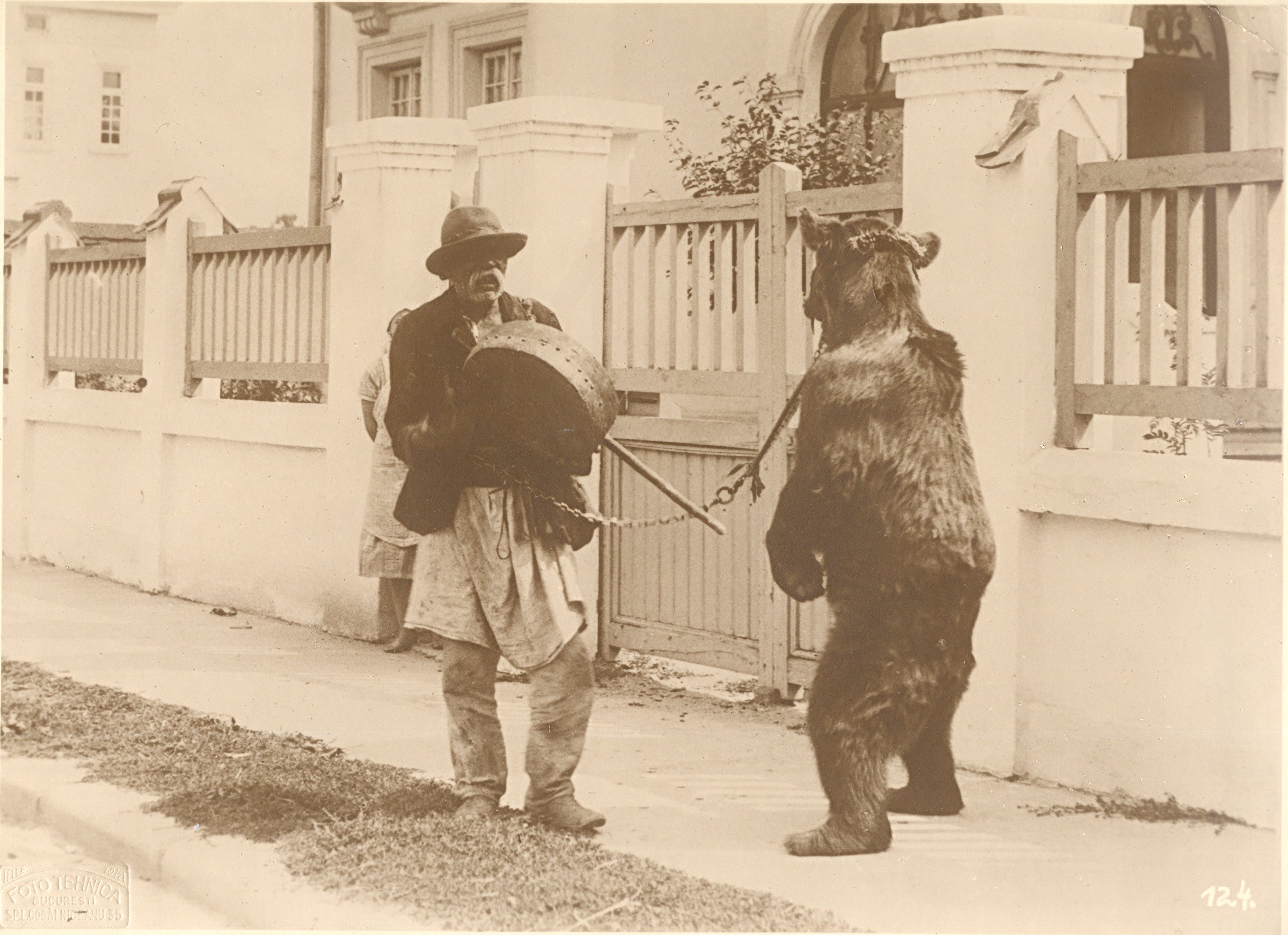  The National Archives, Romania, Bear dance performance paired with the bear trainer Roma man (”ursar”) (end of XIXth century), ref. RO-BU-F-01073-2-1138
