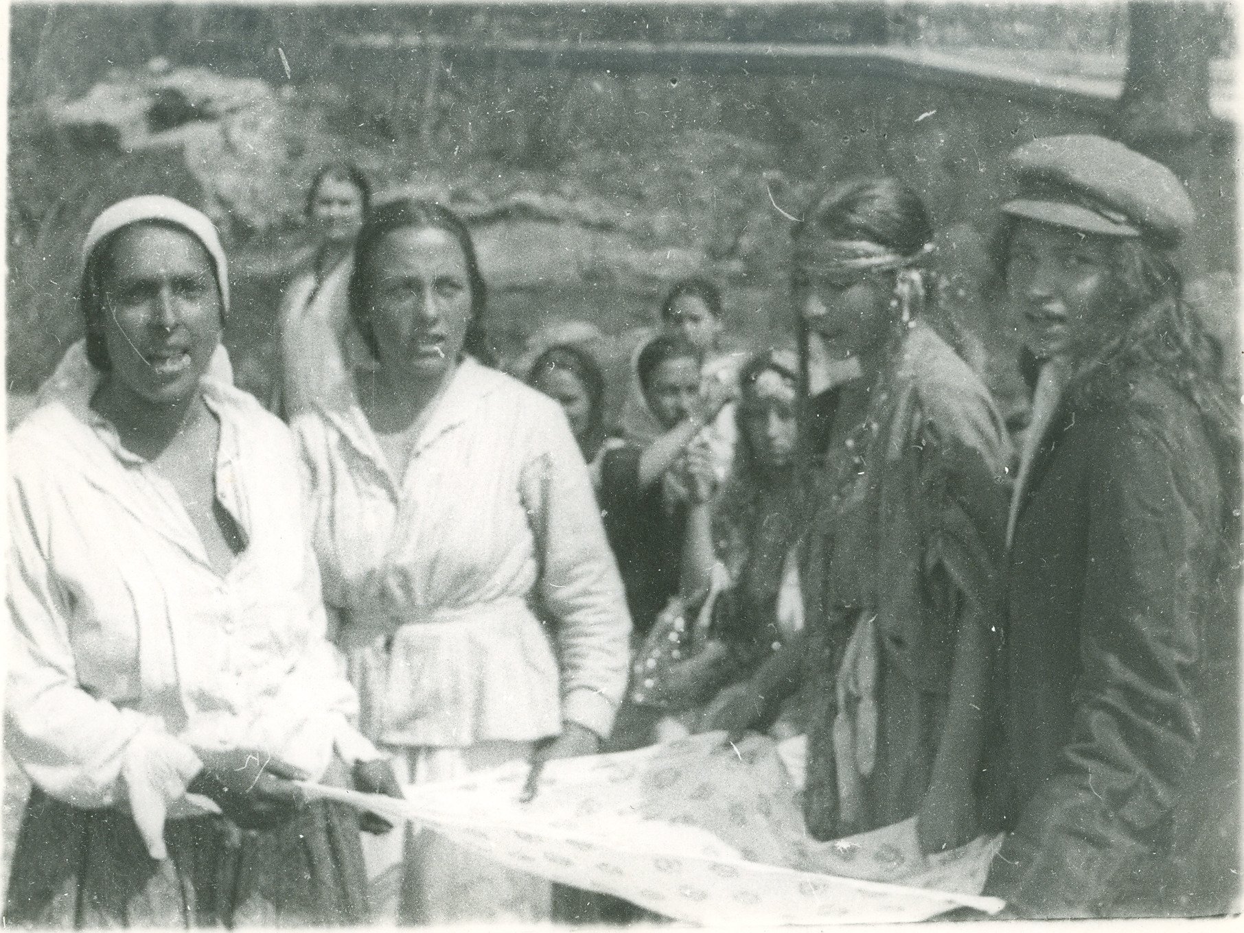  The National Archives, Romania, The ritual performed in motion by Roma women, dancing and singing according to the tradition, on Lazarus Saturday, so called ”Lazarea” in Romanian (1940 c), ref. RO-BU-F-01073-2-3072-1 