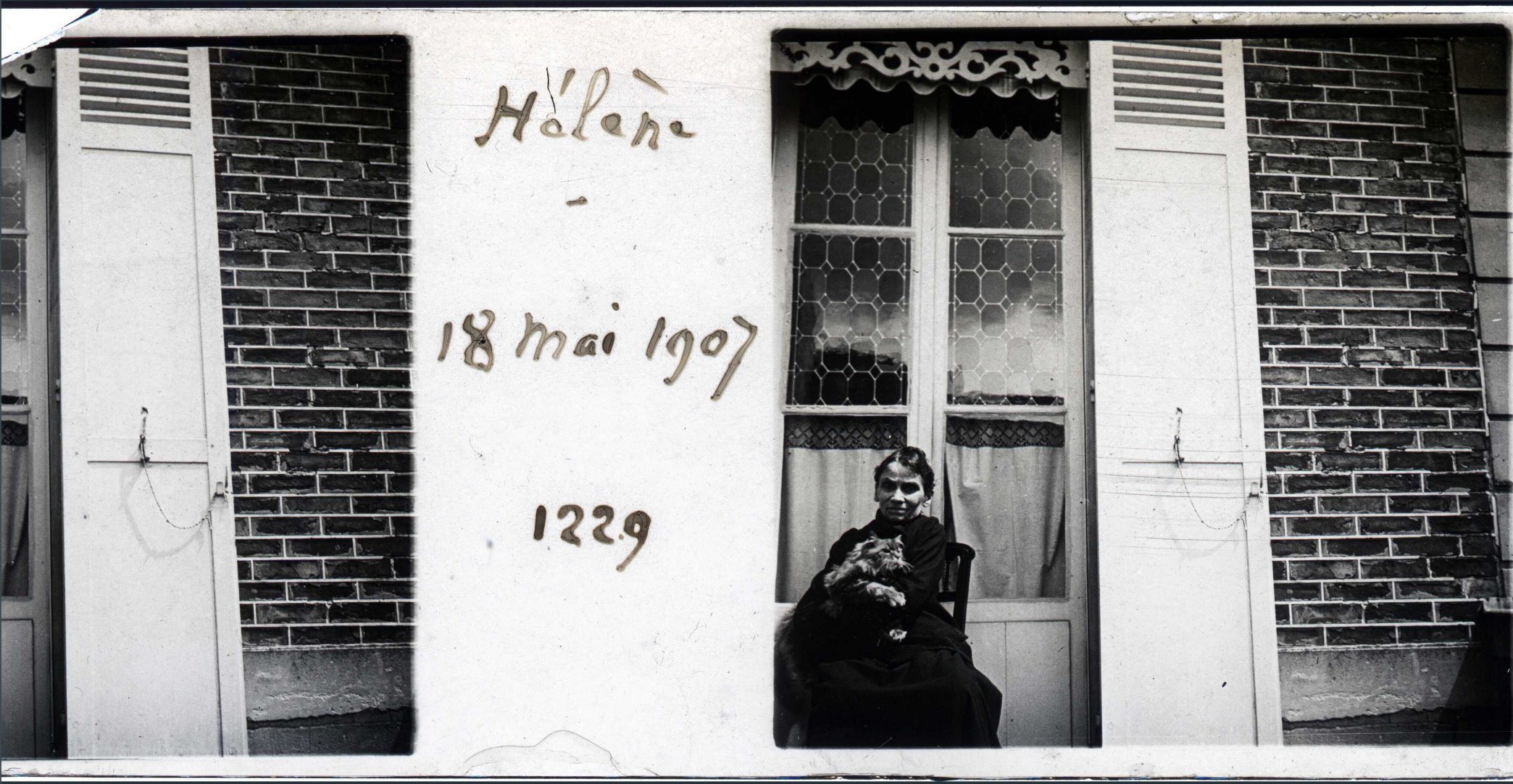 Archives départementales de la Somme , Hélène et son chat, Hélène and her cat (18 May 1907), available here
