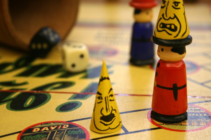A player's figurine collects Jews represented as hats on its head.