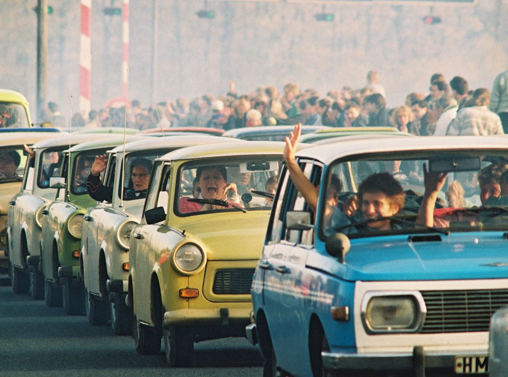 Repository name: Federal Archives of Germany
Item reference: Bundesregierung, B 145 Bild-00049008Picture credits: Bundesregierung / Heiko SpechtDate: 11 November 1989Title: Freedom of travel
After 28 years, the Berlin Wall falls on 9 November 1989 and the GDR opens its borders.
Here, people entering from East Germany, are welcomed at the checkpoint Helmstedt/Marienborn.
