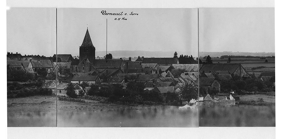 The image shows the detail of a panoramic picture from the airship troops. It shows the French village Verneuil-sur-Serre in a distance of 0.5 km.Title: Kommandeur der Luftschiffertruppen der 7. Armee.- Rundbild des Geländes von Verneuil-sur-Serre bis zur Höhe 120 Mont Fendir (Raum Verneuil-sur Serre [Nahaufnahme] - Laon - Barenton-Bugny - Barenton-Cel - Aulnois - Höhe 118 - Höhe 120 Mont Fendir)Reference number: BArch PH 18/239Link to descriptive unit in Archives Portal Europe here