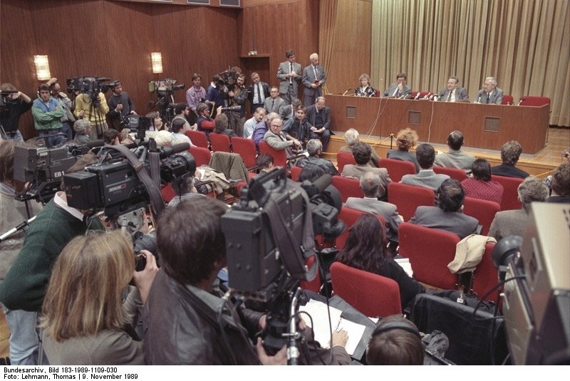 Repository name: Federal Archives of Germany
Item reference: Bundesarchiv, Bild 183-1989-1109-030Photo: Lehmann, ThomasDate: 9 November 1989
Günter Schabowski, member of the Politbüro and Secretary of the Central Committee of the Socialist Union Party informs about the process and results of the 2nd conference day at the international press centre.
Audio recording of the event:
Item reference: BArch TonY 1/1465-2
Title: 10th Congress of the Central Committee of the Socialist Union Party
Audio recording of the 10th Congress of the Central Committee of the Socialist Union Party. The discussion about the draft for an 